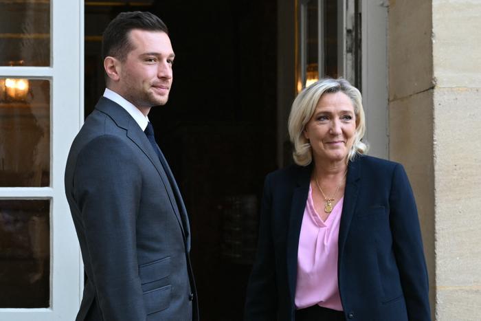 Le président du parti d'extrême droite français Rassemblement national (RN) et député européen Jordan Bardella et la présidente du groupe parlementaire RN Marine Le Pen arrivent pour une réunion avec le Premier ministre français dans le cadre des consultations sur la représentation proportionnelle à l'hôtel Matignon à Paris, le 30 avril 2025. (Image d'illustration)