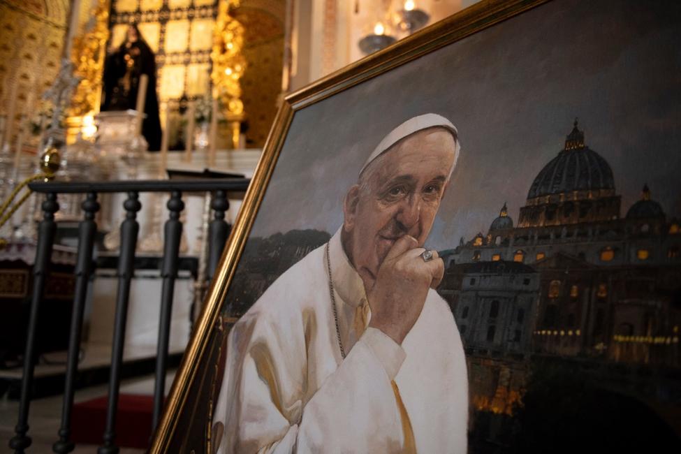 Cette photographie montre un tableau du pape François dans la basilique del Dulce Nombre de Jesus Nazareno del Paso y Maria Santisima de la Esperanza, à Malaga, le 22 avril 2025.