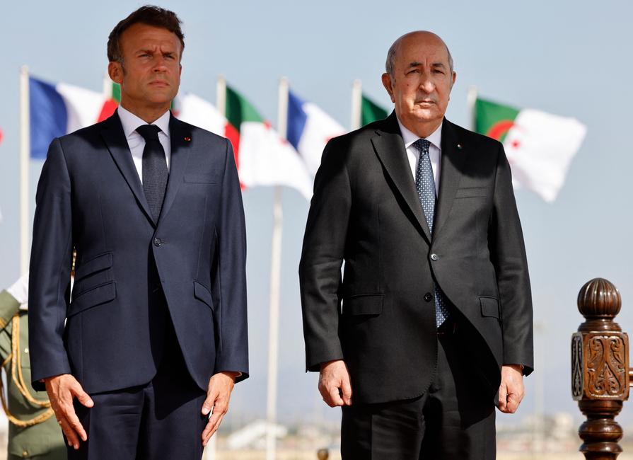 Emmanuel Macron aux côtés du président algérien Abdelmadjid Tebboune à l'aéroport d'Alger, le 27 août 2022.