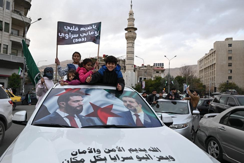 Des Syriens dans les rues de Damas, à l'occasion des commémorations de l'anniversaire de la chute de Bachar el-Assad, le 8 décembre 2025.