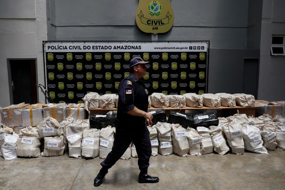 Un officier de la police militaire de l'Amazonas passe devant le colis saisi contenant 2,5 tonnes de marijuana lors de sa présentation à la presse au quartier général de la police civile à Manaus, dans l'État d'Amazonas, au nord du Brésil, le 1er septembre 2026. (Photo : Michael Dantas / AFP)