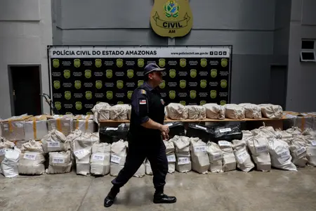 Un officier de la police militaire de l'Amazonas passe devant le colis saisi contenant 2,5 tonnes de marijuana lors de sa présentation à la presse au quartier général de la police civile à Manaus, dans l'État d'Amazonas, au nord du Brésil, le 1er septembre 2026. (Photo : Michael Dantas / AFP)