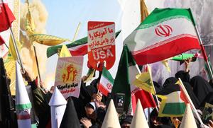 Des manifestants brandissent des drapeaux iraniens lors d'un rassemblement devant l'ancienne ambassade américaine à Téhéran, à l'occasion du 46e anniversaire du début de la crise des otages en Iran, le 4 novembre 2025. (Image d'illustration)