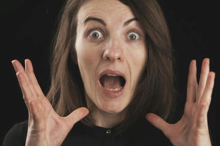 L’amygdale est une petite structure située en profondeur dans le cerveau. Elle joue un rôle central dans la détection de ce qui est émotionnellement saillant, notamment ce qui peut être perçu comme menaçant.