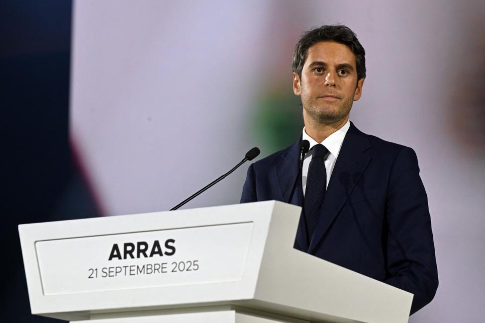 Gabriel Attal prononce un discours lors de la réunion de fin d'été du parti à Arras, le 21 septembre 2025.