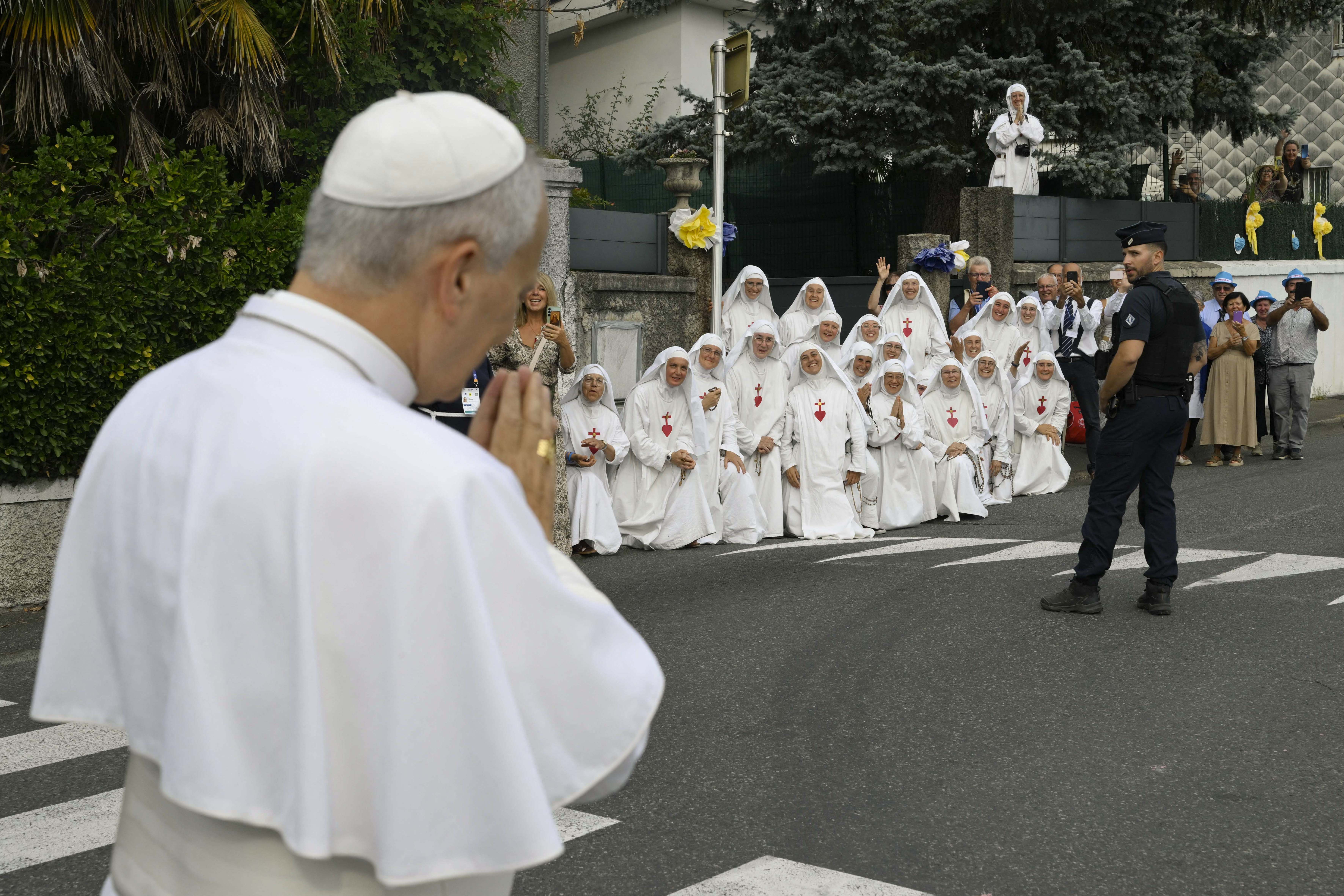 Confessions sur les Champs-Élysées : François-Xavier Bellamy défend les fidèles