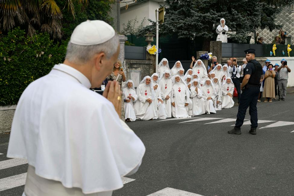 Cette photo fournie et diffusée le 27 septembre 2026 par Vatican Media montre le pape Léon XIV (à gauche) saluant des religieuses à l’issue d’une rencontre avec des moniales contemplatives au monastère des Carmélites de Lourdes, dans le sud-ouest de la France, au troisième jour de son voyage dans le pays. (Image d'illustration)