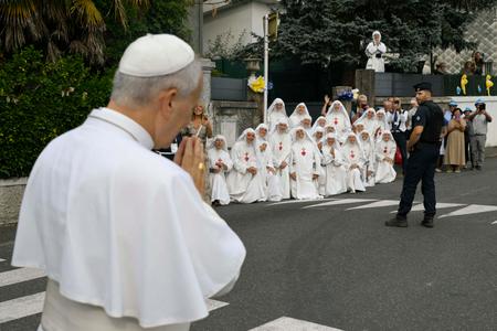 Cette photo fournie et diffusée le 27 septembre 2026 par Vatican Media montre le pape Léon XIV (à gauche) saluant des religieuses à l’issue d’une rencontre avec des moniales contemplatives au monastère des Carmélites de Lourdes, dans le sud-ouest de la France, au troisième jour de son voyage dans le pays. (Image d'illustration)