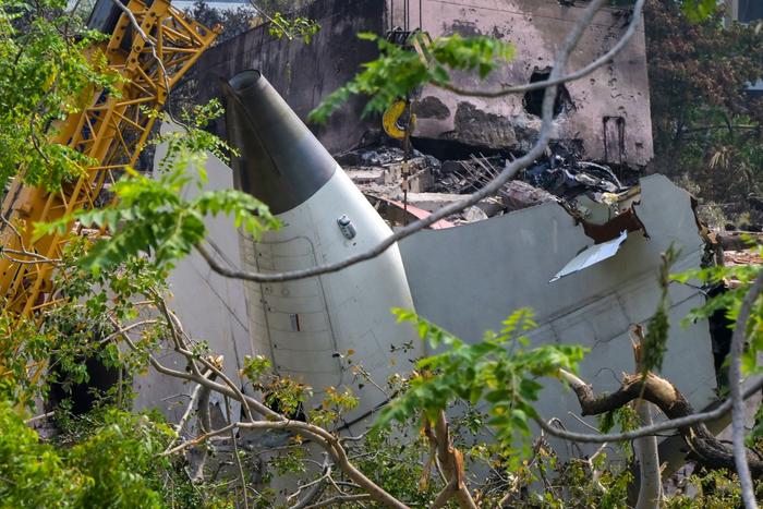 Le Boeing 787 d'Air India après son crash, le 12 juin 2025, à Ahmedabad.
