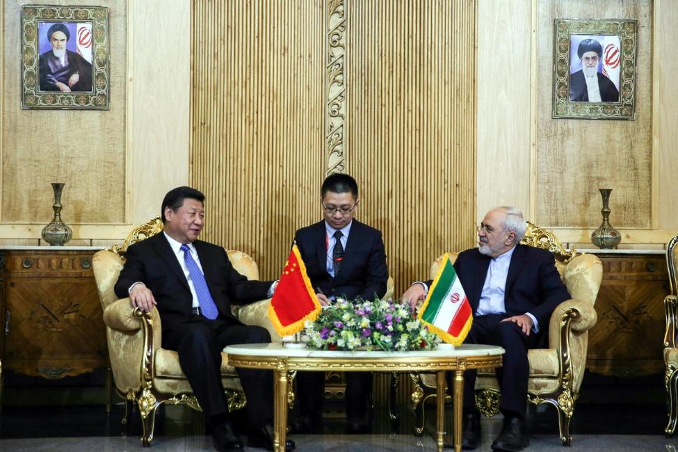 Le ministre iranien des Affaires étrangères, Mohammad Javad Zarif, rencontre le président chinois Xi Jinping à l'arrivée de ce dernier à Téhéran, la capitale iranienne, le 22 janvier 2016.