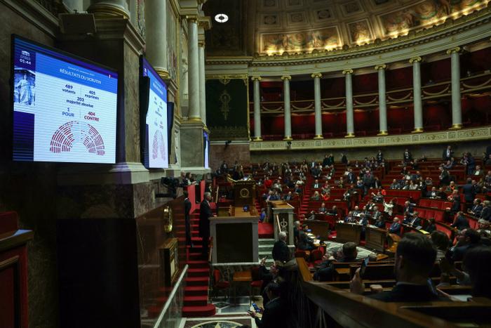 Cette photo montre les résultats du vote sur le projet de loi de finances pour 2026 à l’Assemblée nationale, la chambre basse du Parlement français, à Paris, tôt le 22 novembre 2025. (Image d'illustration)