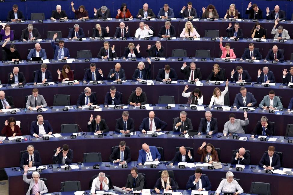 Des députés européens participent à un vote lors d'une session plénière au Parlement européen à Strasbourg, dans l'est de la France, le 8 octobre 2025.