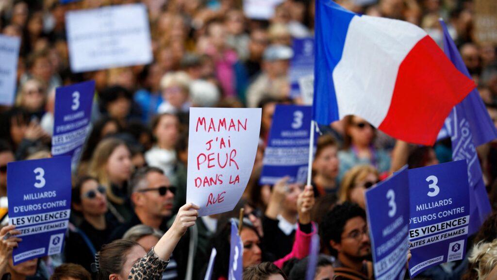 Des manifestants brandissent des pancartes, dont une sur laquelle on peut lire « Maman, j'ai peur dans la rue », tandis qu'un autre agite un drapeau français lors d'une manifestation à Paris le 14 septembre 2024. (Image d'illustration)