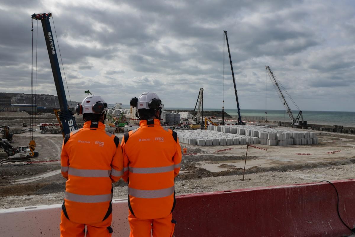 Des travailleurs observent le chantier de construction des nouveaux réacteurs EPR2 à la centrale nucléaire de Penly, à Petit-Caux, sur la côte de la Manche, le 12 mars 2026.