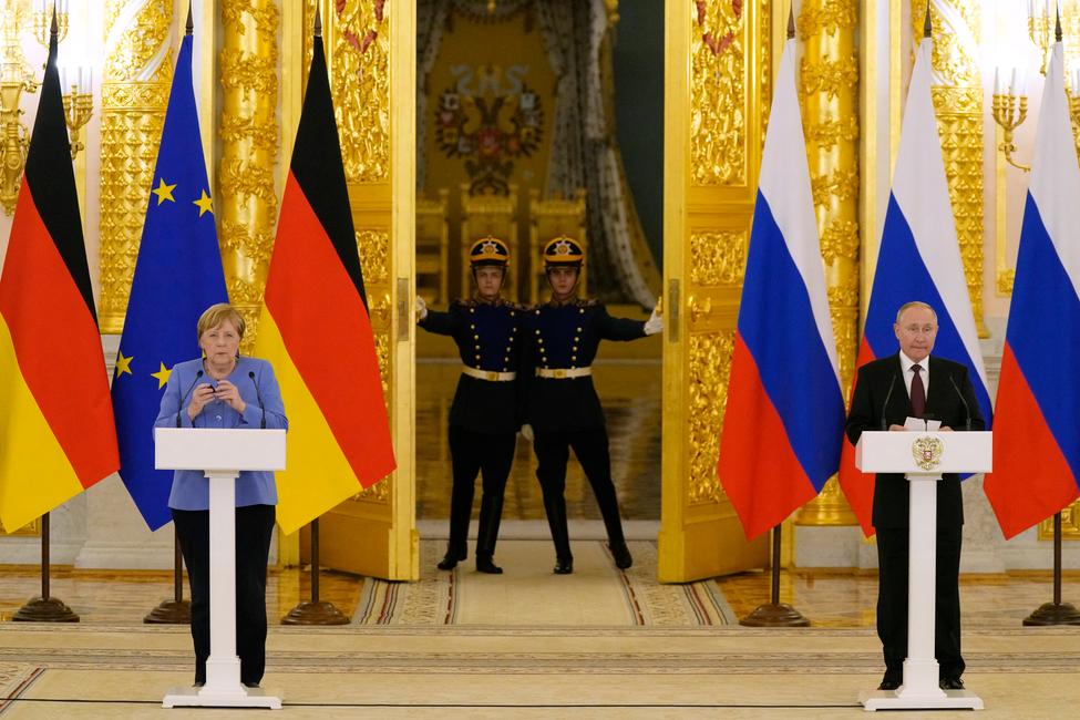 Le président russe Vladimir Poutine et la chancelière allemande Angela Merkel assistent à une conférence de presse après leurs entretiens au Kremlin, à Moscou, le 20 août 2021.