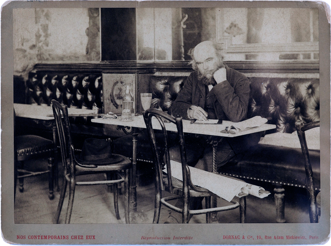 Paul Verlaine au café François Ier, photographie de Dornac dans la série « Nos contemporains chez eux », 1892 - source : Domaine Public