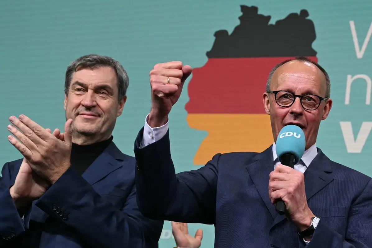 Friedrich Merz (à droite), leader de l'Union chrétienne-démocrate (CDU) à côté du Premier ministre de l'État de Bavière et chef de l'Union chrétienne-sociale (CSU), Markus Soeder, lors de la soirée électorale à Berlin le 23 février 2025.