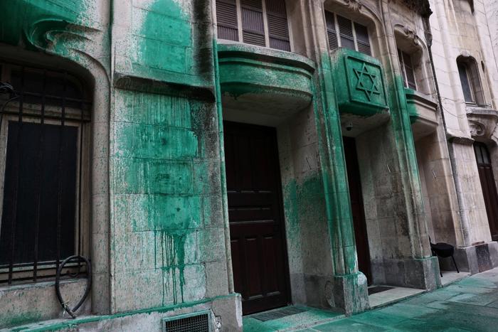 La synagogue Agoudas Hakehilos à Paris recouverte de peinture verte, 31 mai 2025.