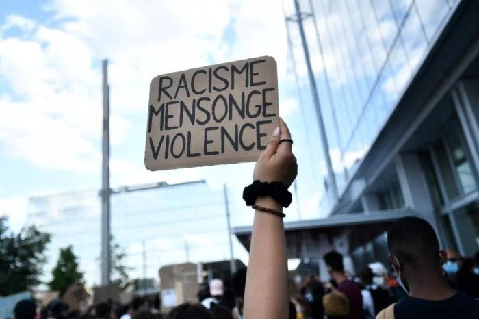 Une pancarte lors d'une manifesation contre le racisme.