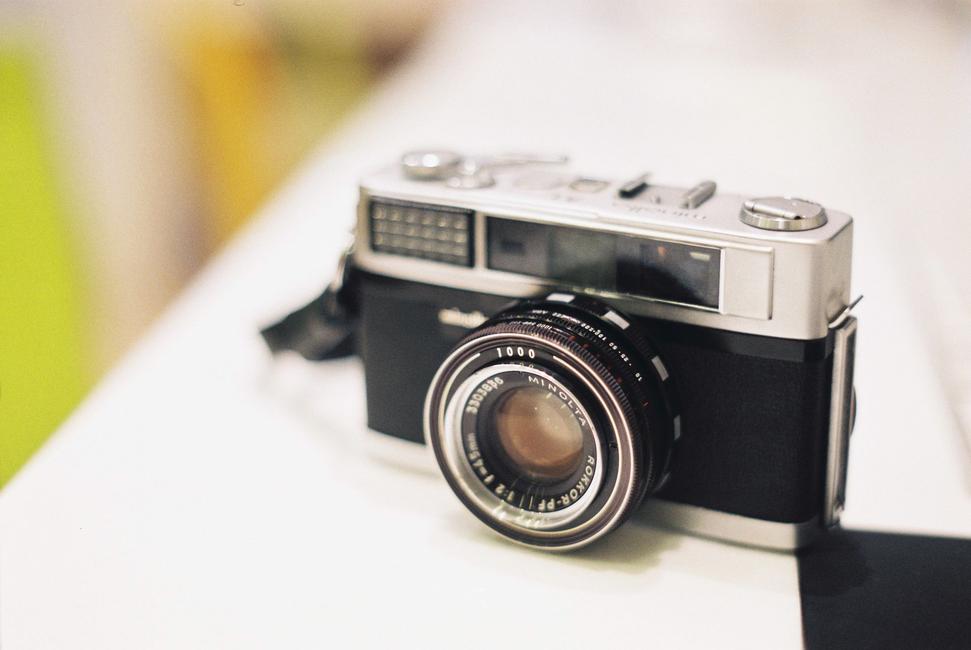 Il n’y a pas si longtemps, la photographie argentique — qui repose sur l’utilisation de pellicules et d’un développement chimique — était considérée comme pratiquement morte, réservée à un cercle restreint de passionnés et d’artistes professionnels.