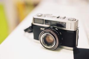 Il n’y a pas si longtemps, la photographie argentique — qui repose sur l’utilisation de pellicules et d’un développement chimique — était considérée comme pratiquement morte, réservée à un cercle restreint de passionnés et d’artistes professionnels.