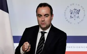 Le Premier ministre français Sébastien Lecornu s'adresse aux journalistes lors d'une conférence de presse à l'issue du Conseil des ministres à Paris, le 19 janvier 2026.