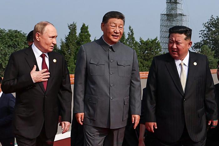 Le président russe Vladimir Poutine marche avec le président chinois Xi Jinping et le dirigeant nord-coréen Kim Jong Un avant un défilé militaire marquant le 80e anniversaire de la victoire sur le Japon et la fin de la Seconde Guerre mondiale, sur la place Tiananmen à Pékin, le 3 septembre 2025.