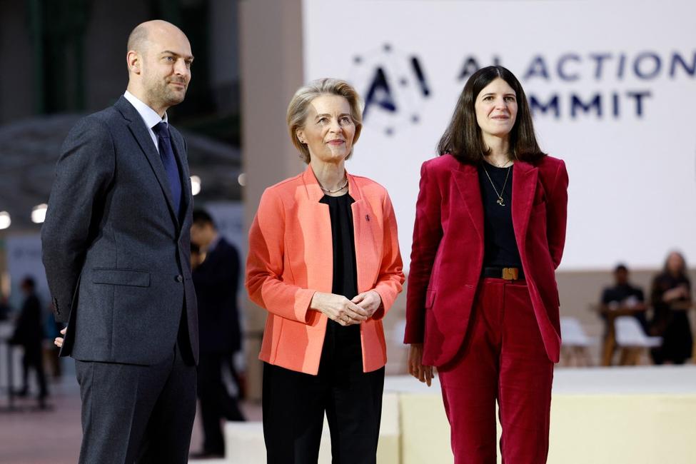 Le ministre français de l'Europe et des Affaires étrangères, Jean-Noël Barrot, la présidente de la Commission européenne, Ursula von der Leyen, et la secrétaire d'État chargée de l'IA et du numérique, Clara Chappaz, lors du Sommet d'action sur l'intelligence artificielle (IA), au Grand Palais, à Paris, le 11 février 2025.