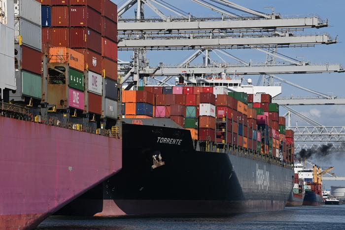 Le porte-conteneurs Hapag Lloyd est visible dans le port de Rotterdam.