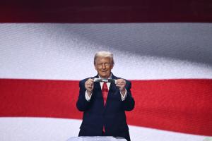 Le retour bruyant de Donald Trump a sidéré l’opinion mondiale et les représentants des États, peu habitués à voir le président des Etats-Unis, dès janvier 2025, manier la menace et le chantage vis-à-vis de ses alliés comme le Canada et le Danemark, en les considérant comme de simples territoires à annexer.