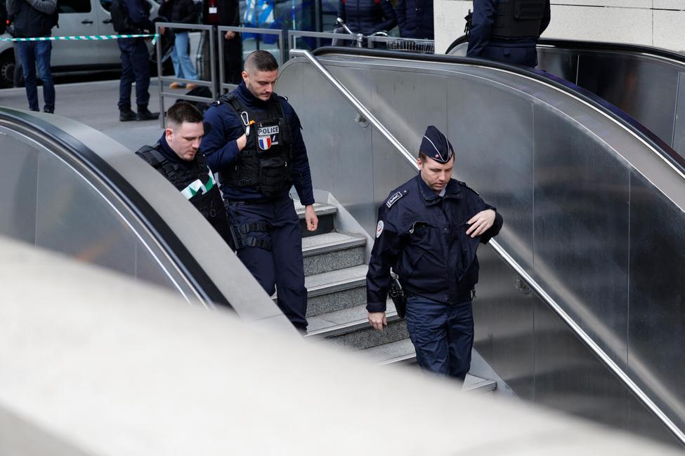 Des policiers entrent dans une station de métro à Paris, le 31 octobre 2023.