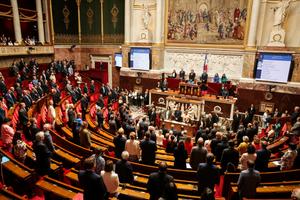 Des députés et des ministres ont observé une minute de silence en hommage à un soldat français décédé au Liban, au début d'une séance de questions au gouvernement à l'Assemblée nationale, à Paris, le 16 juin 2026.