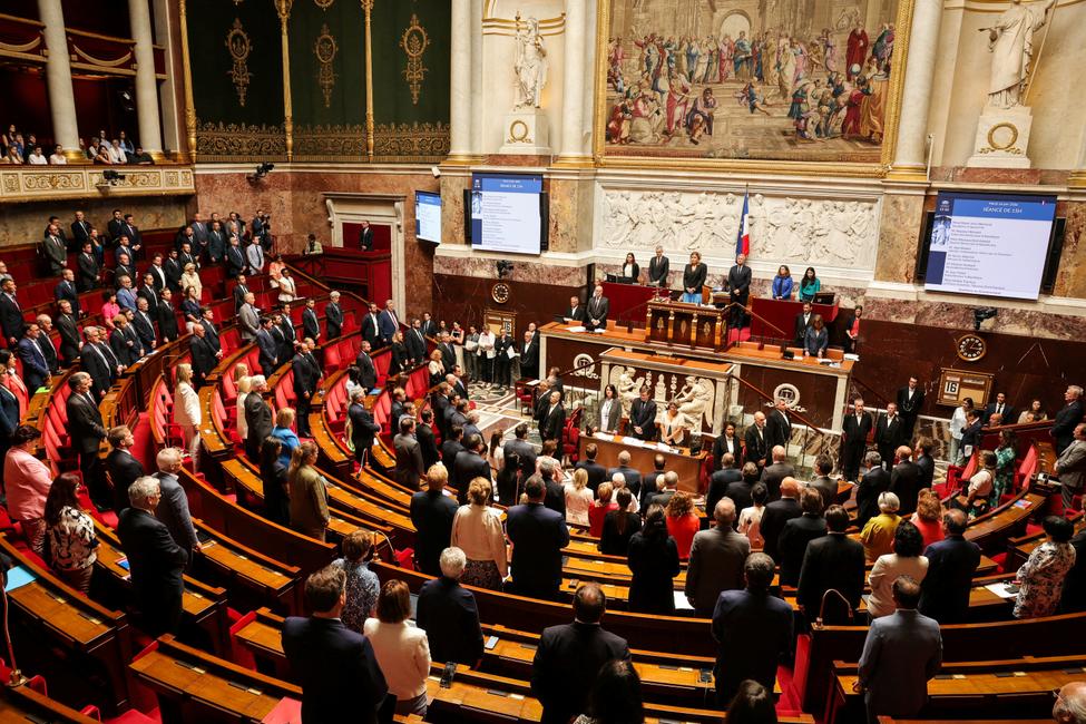Des députés et des ministres ont observé une minute de silence en hommage à un soldat français décédé au Liban, au début d'une séance de questions au gouvernement à l'Assemblée nationale, à Paris, le 16 juin 2026.