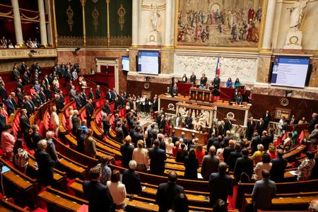 Des députés et des ministres ont observé une minute de silence en hommage à un soldat français décédé au Liban, au début d'une séance de questions au gouvernement à l'Assemblée nationale, à Paris, le 16 juin 2026.