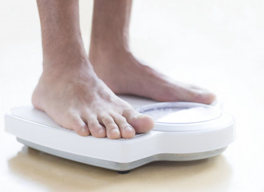 Un homme en train de se peser (image d'illustration).