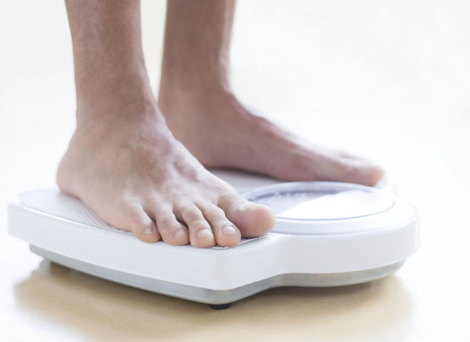 Un homme en train de se peser (image d'illustration).
