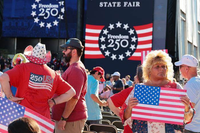 Des partisans du président américain Donald Trump se rassemblent pour la cérémonie de lancement de la « Great American State Fair » sur le National Mall, le 24 juin 2026 à Washington, D.C.