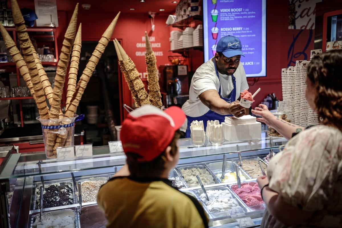 Un vendeur de glace à Paris.