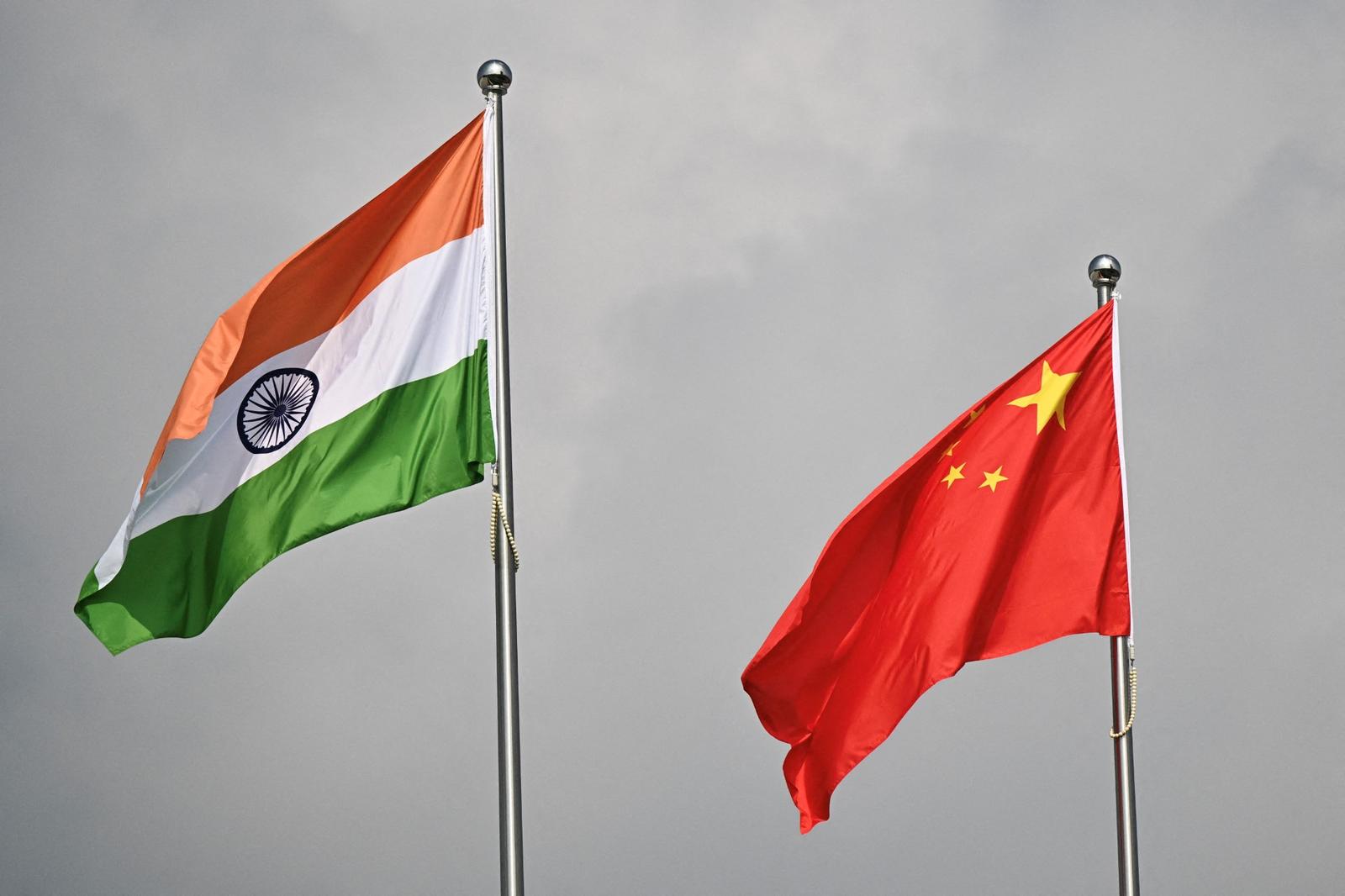 Les drapeaux de l'Inde et de la Chine sont visibles à l'extérieur du Centre de congrès et d'expositions de Tianjin Meijiang avant le sommet de l'Organisation de coopération de Shanghai (OCS) à Tianjin, le 31 août 2025.