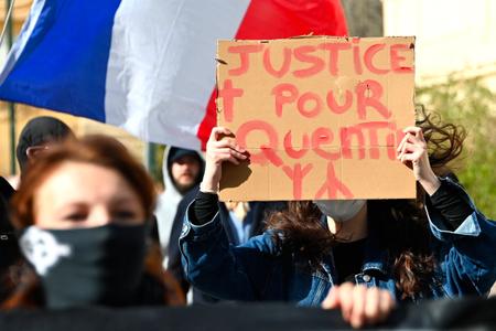 À Montpellier, dans le sud de la France, le 15 février 2026, une manifestante brandit une pancarte « Justice pour Quentin » lors d'un rassemblement organisé après le passage à tabac mortel de Quentin, un jeune
homme de 23 ans, à Lyon