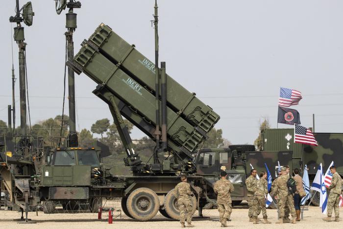 Des officiers de l'armée américaine se tiennent devant un système de défense antimissile Patriot américain lors de l'exercice militaire israélo-américain conjoint « Juniper Cobra » sur la base aérienne de Hatzor, le 8 mars 2018.