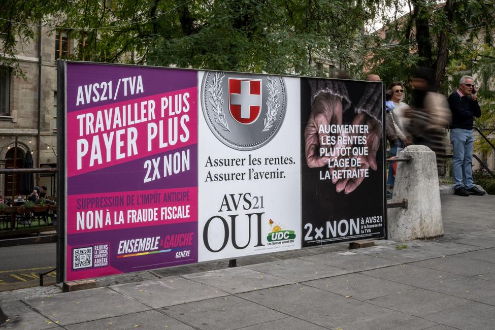 Une photo prise le 23 septembre 2022 montre des affiches électorales en vue du vote sur la réforme des retraites en Suisse.