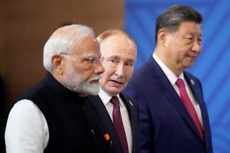Le Premier ministre indien Narendra Modi, le président russe Vladimir Poutine et le président chinois Xi Jinping participent à la photo de famille lors du sommet des BRICS à Kazan, le 23 octobre 2024.