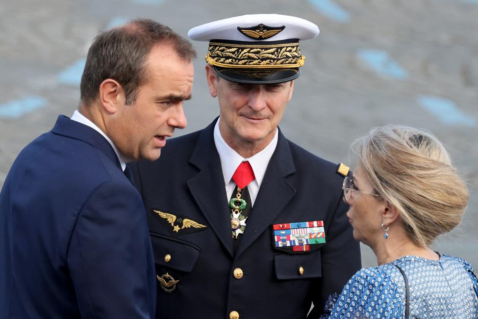 (De gauche à droite) Le ministre français des Armées Sébastien Lecornu, le chef d’état-major particulier du président de la République (CEMP) Fabien Mandon et la secrétaire d’État chargée des Anciens combattants et de la Mémoire, Patricia Miralles, s’expriment lors du traditionnel défilé militaire du 14 Juillet sur l’avenue des Champs-Élysées à Paris, le 14 juillet 2025. (Photo d'illustration)