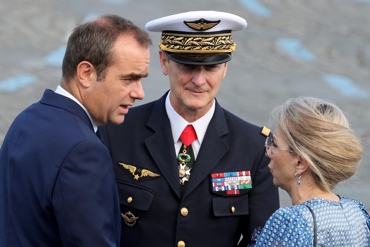 (De gauche à droite) Le ministre français des Armées Sébastien Lecornu, le chef d’état-major particulier du président de la République (CEMP) Fabien Mandon et la secrétaire d’État chargée des Anciens combattants et de la Mémoire, Patricia Miralles, s’expriment lors du traditionnel défilé militaire du 14 Juillet sur l’avenue des Champs-Élysées à Paris, le 14 juillet 2025. (Photo d'illustration)