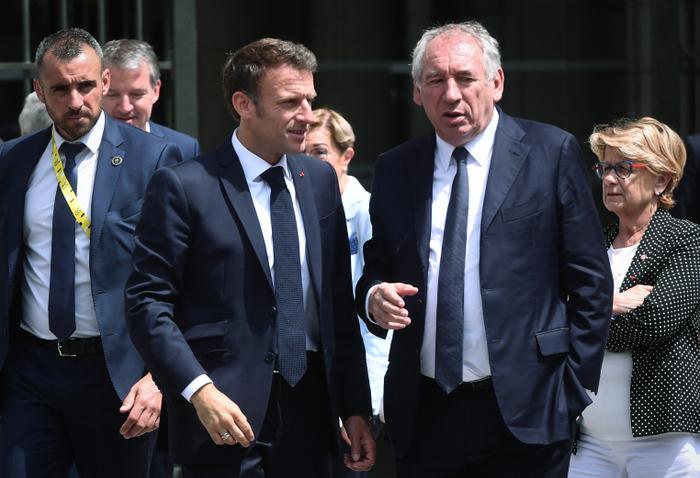 Le président français Emmanuel Macron s'entretient avec le maire de Pau, François Bayrou, lors d'une visite à Pau, dans le sud-ouest de la France, le 6 juillet 2023.