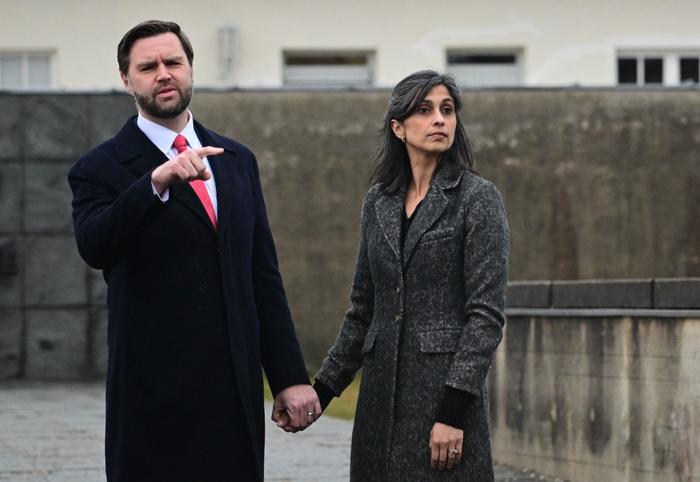 JD et Usha Vance en visite dans l'ancien camp de concentration de Dachau, le 13 février 2025