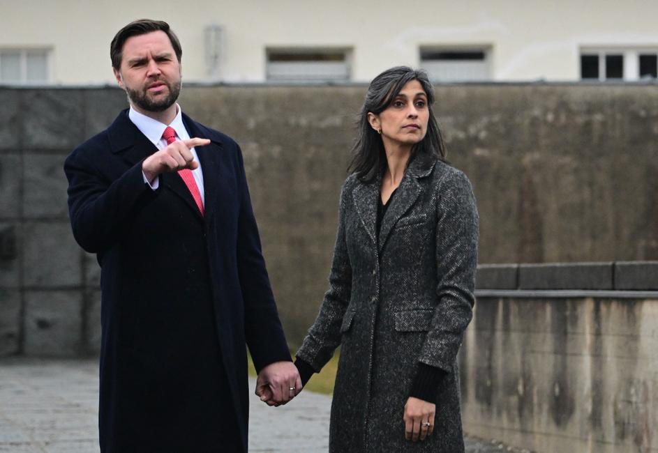 JD et Usha Vance en visite dans l'ancien camp de concentration de Dachau, le 13 février 2025