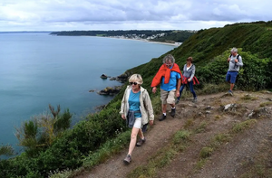 Des personnes en pleine session de marche active.