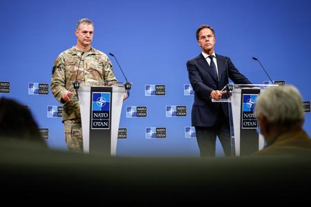 Le secrétaire général de l'OTAN, Mark Rutte (à droite), et le commandant suprême des forces alliées en Europe, le général Alexus G. Grynkewich (à gauche), assistent à une conférence de presse conjointe sur la violation de l'espace aérien polonais par des drones russes, au siège de l'OTAN à Bruxelles, le 12 septembre 2025.